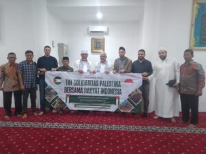 Gubernur Sumbar, Mahyeldi Ansharullah menerima bantuan dari Tim Solidaritas Palestina Bersama Rakyat Indonesia untuk korban banjir di Sumatra.