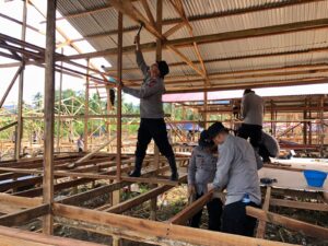 Puluhan personel Batalyon A Pelopor Satuan Brimob Polda Sumatra Barat dikerahkan untuk mempercepat proses pembangunan sekitar 100 huntara