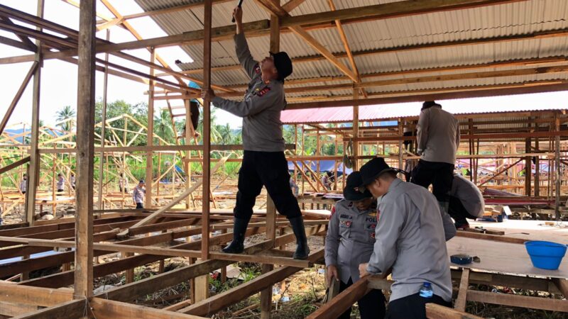Puluhan personel Batalyon A Pelopor Satuan Brimob Polda Sumatra Barat dikerahkan untuk mempercepat proses pembangunan sekitar 100 huntara