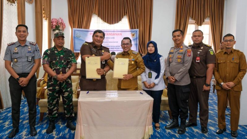 Kejaksaan Negeri (Kejari) Batusangkar bersama Pemkab Tanah Datar melakukan penandatanganan perjanjian kerja sama dalam Penerapan