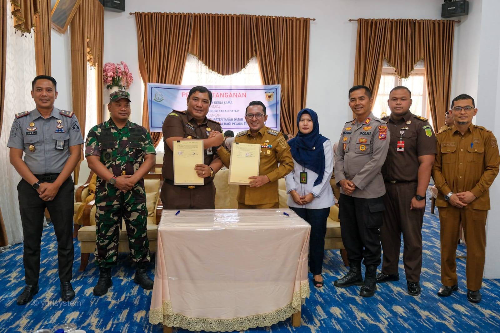 Kejari Batusangkar dan Pemkab Tanah Datar Teken Kerja Sama Penerapan Pidana Sosial