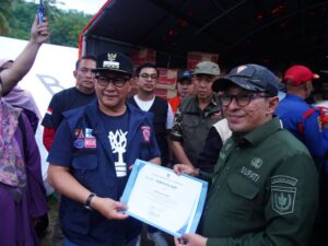 Pemkab Tanah Datar menerima bantuan kemanusian dari Pemko Bukittinggi. Bantuan tersebut diterima Bupati Tanah Datar, Eka Putra