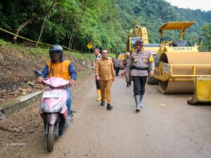 Bupati Tanah Datar, Eka Putra meninjau langsung uji coba jalur Lembah Anai untuk sepeda motor yang perdana dilakukan pada Senin (8/12/2025).