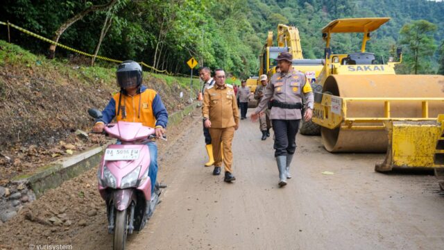 Bupati Tanah Datar, Eka Putra meninjau langsung uji coba jalur Lembah Anai untuk sepeda motor yang perdana dilakukan pada Senin (8/12/2025).