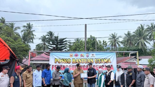 Wakil Bupati Tanah Datar, Ahmad Fadly menerima bantuan senilai Rp78 juta lebih dari Pemerintah Kota (Pemko) Sawahlunto, Senin (8/12/2025).