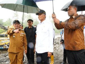 Menteri Pekerjaan Umum Dody Hanggodo meninjau kondisi Nagari Padang Laweh Malalo di Kabupaten Tanah Datar yang turut luluh