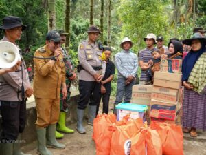 Bupati Tanah Datar, Eka Putra mengunjungi daerah Subarang Luak, Jorong Ladang Laweh, Nagari Batipuah Baruah, Kecamatan Batipuh, pada Senin