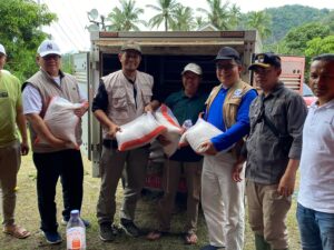 Pemkab Tanah Datar menyerahkan sebanyak 1 ton beras Cadangan Pangan Pemerintah Daerah (CPPD) ke Posko Utama Bencana Kabupaten Tanah Datar
