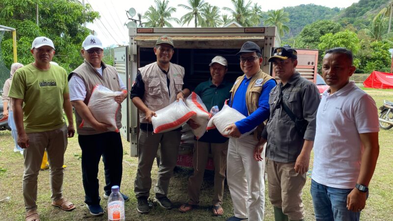 Pemkab Tanah Datar menyerahkan sebanyak 1 ton beras Cadangan Pangan Pemerintah Daerah (CPPD) ke Posko Utama Bencana Kabupaten Tanah Datar