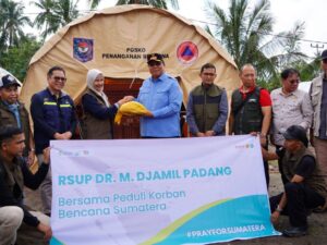 Wakil Bupati Tanah Datar, Ahmad Fadly menerima bantuan dari RSUP M Djamil Padang dan PT Hutama Karya di Posko Bantuan Utama Batu Taba, Sabtu