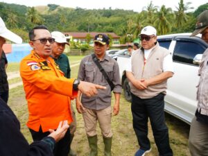 Bupati Tanah Datar, Eka Putra mengunjungi dan pantau titik bencana dan posko pengungsian di beberapa titik di daerah tersebut,