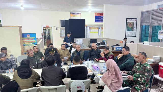 Wakil Bupati Tanah Datar, Ahmad Fadly memimpin rapat evaluasi rencana pembangunan hunian sementara (huntara) bagi korban bencana