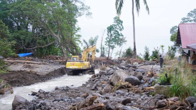 Satuan Kerja Operasi dan Pemeliharaan Sumber Daya Air Sumatera V, BWSS V Padang melaksanakan pekerjaan tanggap darurat bencana alam