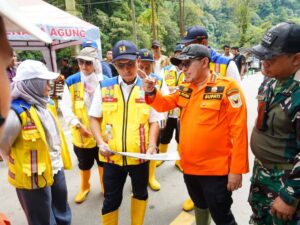 Bupati Tanah Datar, Eka Putra mengatakan bahwa saat ini di Tanah Datar masih ada dua daerah yang masih terisolir akibat akses terputus.