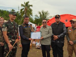 Bupati Tanah Datar, Eka Putra menerima bantuan dari Pemkab Kampar untuk masyarakat dan korban terdampak bencana banjir, banjir bandang