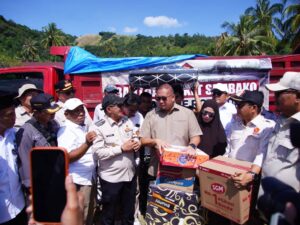 Sejumlah bantuan terus diterima Pemkab Tanah Datar untuk korban dan masyarakat yang terdampak banjir bandang di daerah tersebut.