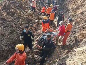 Tim gabungan berhasil menemukan korban longsor di Jorong Pincuran Tujuh, Nagari Batipuah Baruah, Kecamatan Batipuh pada hari keenam pencarian
