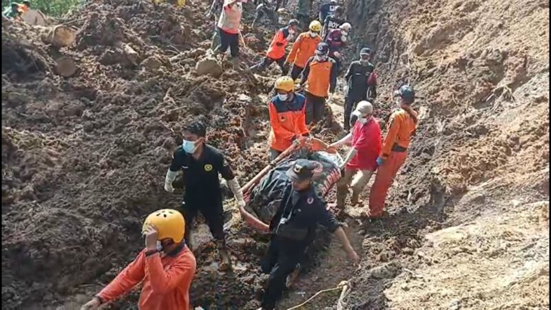 Tim gabungan berhasil menemukan korban longsor di Jorong Pincuran Tujuh, Nagari Batipuah Baruah, Kecamatan Batipuh pada hari keenam pencarian