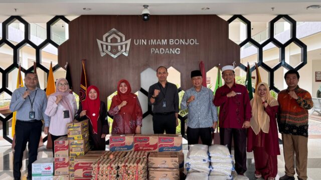 BTN Syariah menyerahkan bantuan sembako kepada UIN Imam Bonjol Padang sebagai bentuk kepedulian terhadap mahasiswa dan warga kampus yang