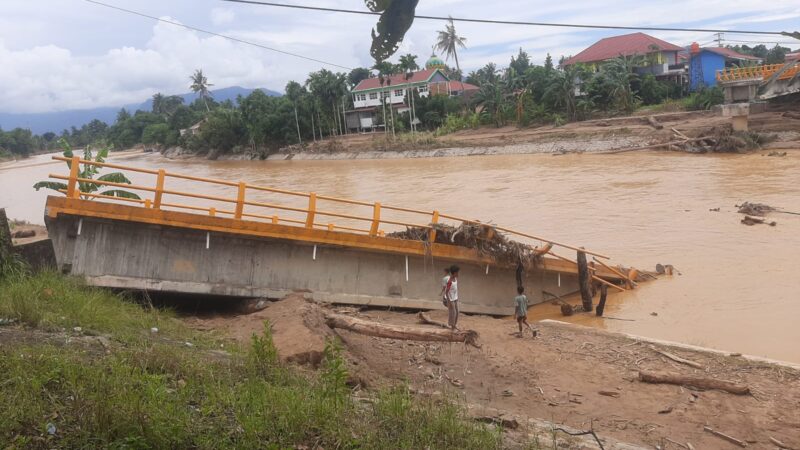 Bencana banjir dan banjir bandang yang melanda Padang beberapa waktu lalu mengakibatkan kerugian infrastruktur ditaksir mencapai Rp264 miliar.