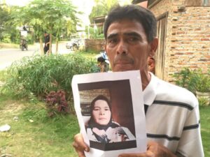 Menjelang azan magrib berkumandang, Abdul Gani (57) masih hilir mudik di posko BPBD di Silareh Aia, Kecamatan Palembayan, Kabupaten Agam,