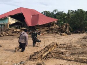 Tim gabungan pencari korban banjir bandang atau galado masih terkendala dengan medan yang masih ditimbun lumpur yang cukup tinggi.