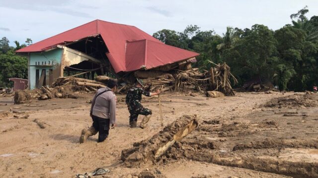 Tim gabungan pencari korban banjir bandang atau galado masih terkendala dengan medan yang masih ditimbun lumpur yang cukup tinggi.