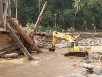 Warga Batu Busuk, Kecamatan Pauh, Kota Padang, masih merasakan dampak berat pascabanjir yang melanda wilayah tersebut. Sejumlah