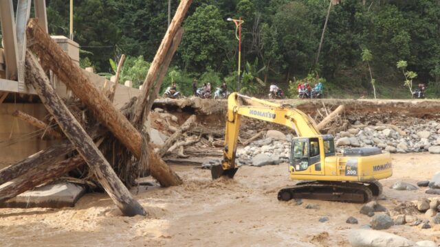 Warga Batu Busuk, Kecamatan Pauh, Kota Padang, masih merasakan dampak berat pascabanjir yang melanda wilayah tersebut. Sejumlah