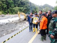 Menteri Koordinator Bidang Infrastruktur dan Pembangunan Kewilayahan, Agus Harimurti Yudhoyono (AHY), saat meninjau lokasi jalan putus di Lembah Anai, Kabupaten Tanah Datar, Sumatera Barat. (Dok. Istimewa)