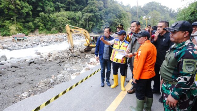 Menteri Koordinator Bidang Infrastruktur dan Pembangunan Kewilayahan, Agus Harimurti Yudhoyono (AHY), saat meninjau lokasi jalan putus di Lembah Anai, Kabupaten Tanah Datar, Sumatera Barat. (Dok. Istimewa)