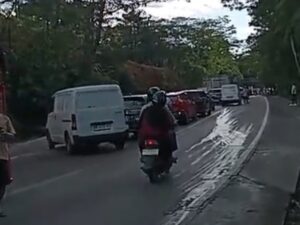 Sitinjau Lauik macet parah pada Rabu (3/12/2025). Kemacetan mengular panjang hingga kawasan Kayu Aro, Kabupaten Solok, dan begitu sebaliknya