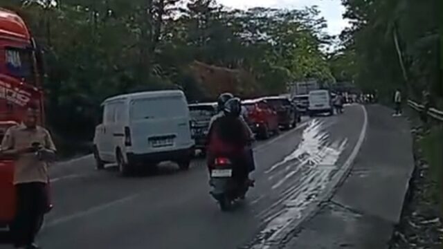 Sitinjau Lauik macet parah pada Rabu (3/12/2025). Kemacetan mengular panjang hingga kawasan Kayu Aro, Kabupaten Solok, dan begitu sebaliknya