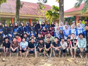 Mahasiswa UIN Imam Bonjol Padang menggelar aksi kemanusiaan di daerah yang terdampak banjir di Kota Padang, yaitu di Kecamatan Nanggalo.