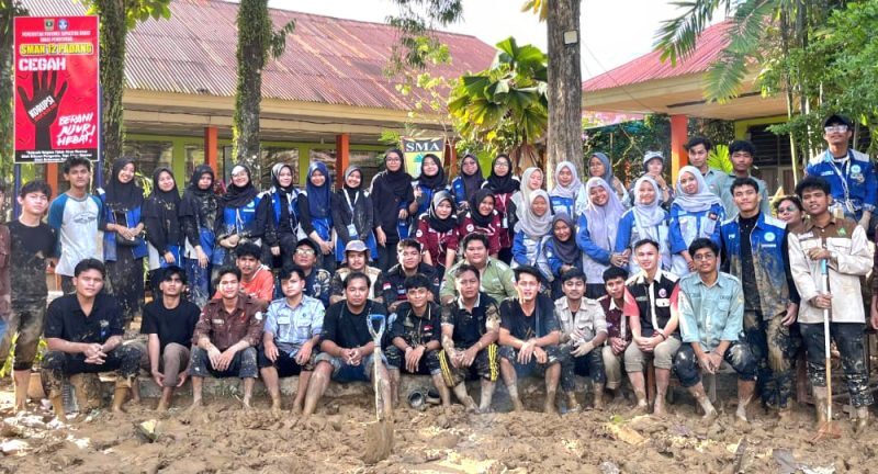 Mahasiswa UIN Imam Bonjol Padang menggelar aksi kemanusiaan di daerah yang terdampak banjir di Kota Padang, yaitu di Kecamatan Nanggalo.