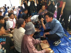Wakil Presiden Gibran Rakabuming Raka ketika meninjau dampak bencana banjir badang atau galodo di Nagari Silareh Aia, Palembayan, Agam.