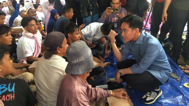 Wakil Presiden Gibran Rakabuming Raka ketika meninjau dampak bencana banjir badang atau galodo di Nagari Silareh Aia, Palembayan, Agam.