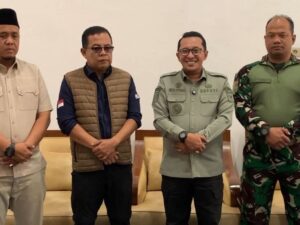 Bupati Tanah Datar, Eka Putra membuat kebijakan untuk melarang seluruh ASN melakukan dinas luar dan fokus untuk melakukan pelayanan