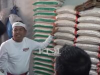 Gubernur Jawa Barat (Jabar) Dedi Mulyadi atau disapa dengan sebutan KDM (Kang Dedi Mulyadi) memborong kebutuhan di Pasar Raya Padang