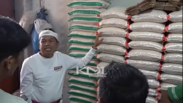 Gubernur Jawa Barat (Jabar) Dedi Mulyadi atau disapa dengan sebutan KDM (Kang Dedi Mulyadi) memborong kebutuhan di Pasar Raya Padang
