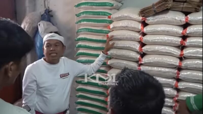 Gubernur Jawa Barat (Jabar) Dedi Mulyadi atau disapa dengan sebutan KDM (Kang Dedi Mulyadi) memborong kebutuhan di Pasar Raya Padang