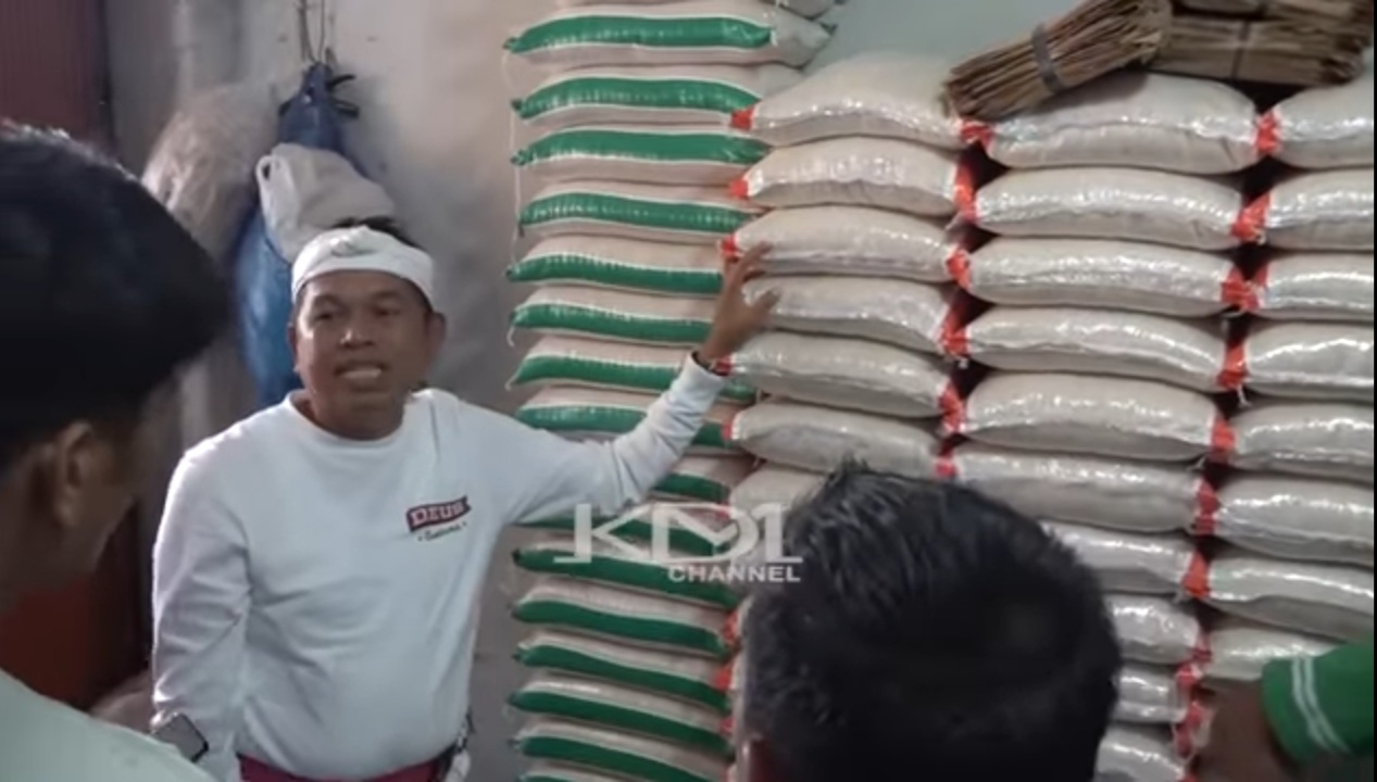 Bantu Korban Bencana Sumatra, Gubernur Jabar KDM Borong Sembako di Pasar Raya Padang