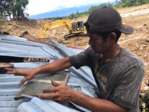 Dua hari setelah jasad ibunya ditemukan, Erika Desra (33) kembali datang ke puing-puing kediaman ibunya di Jorong Subarang Aia, Nagari Salareh