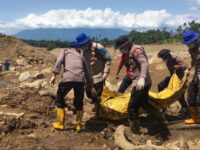 Personil kepolisian membawa jenazah korban galodo di Nagari Salareh Aia Timur.