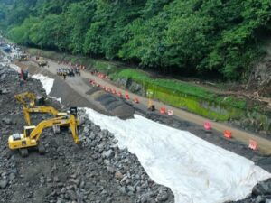 Jalur Lembah Anai akhirnya bisa dilewati oleh kendaraan roda empat (minibus) mulai Selasa (16/12/2025). Hal itu diketahui dari postingan