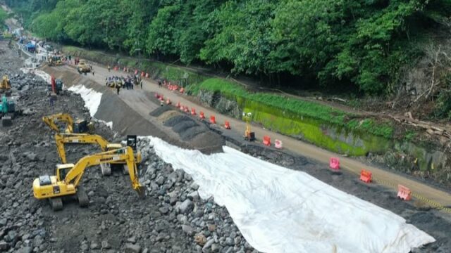 Jalur Lembah Anai akhirnya bisa dilewati oleh kendaraan roda empat (minibus) mulai Selasa (16/12/2025). Hal itu diketahui dari postingan