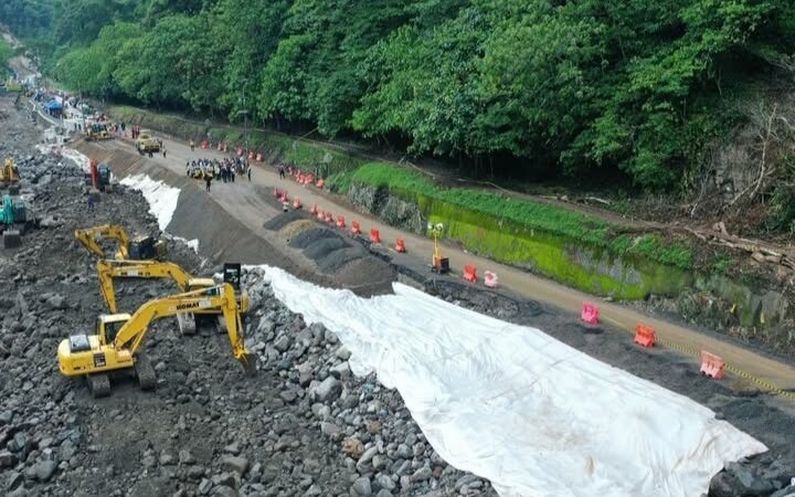 Jalur Lembah Anai akhirnya bisa dilewati oleh kendaraan roda empat (minibus) mulai Selasa (16/12/2025). Hal itu diketahui dari postingan