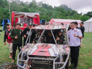 Bupati Dharmasraya, Annisa meninjau secara langsung wilayah tutupan hutan di daerah yang dipimpinnya. Ia menggandeng Indonesia Offroad