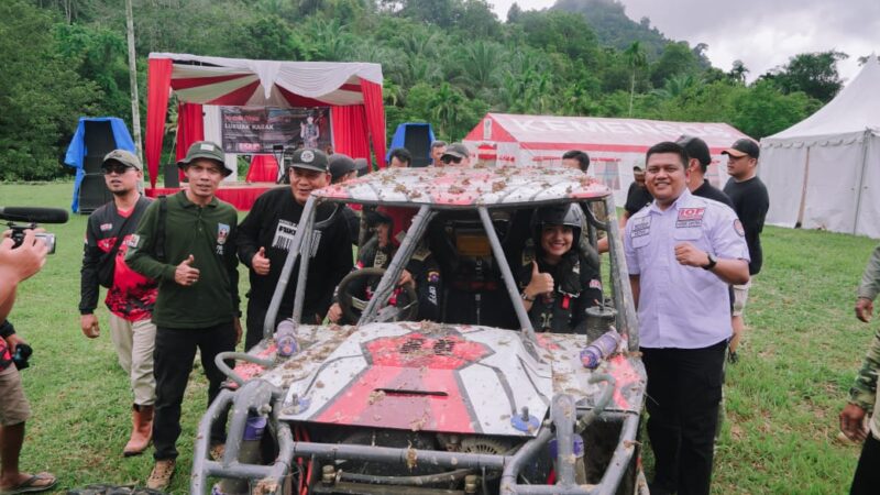 Bupati Dharmasraya, Annisa meninjau secara langsung wilayah tutupan hutan di daerah yang dipimpinnya. Ia menggandeng Indonesia Offroad