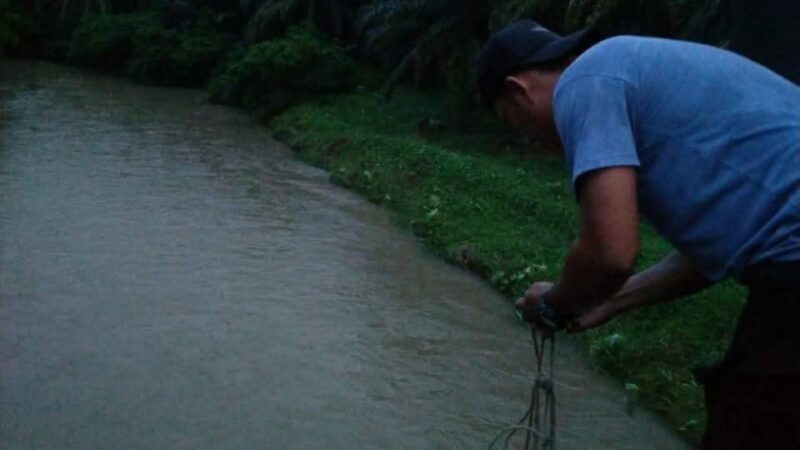 Pemkab Dharmasraya melakukan pengambilan sampel dan cek labor terhadap air Batang Suir di Nagari Sinamar, Kecamatan Asam Jujuhan.